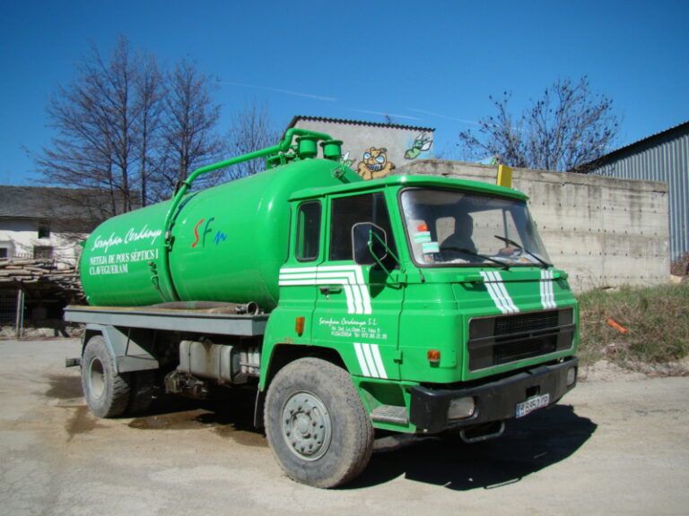 Alcantarillado, Servicio de camión cisterna con equipo de alta presión para limpiar y desatascar alcantarillado, regar y limpiar depósitos.