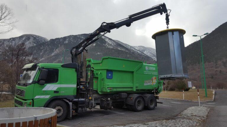 Reciclatge. Camions preparats amb ganxos i braços per treballar amb contenidors