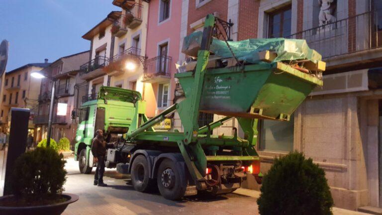 Reciclaje. Camiones preparados con ganchos y brazos para trabajar con contenedores