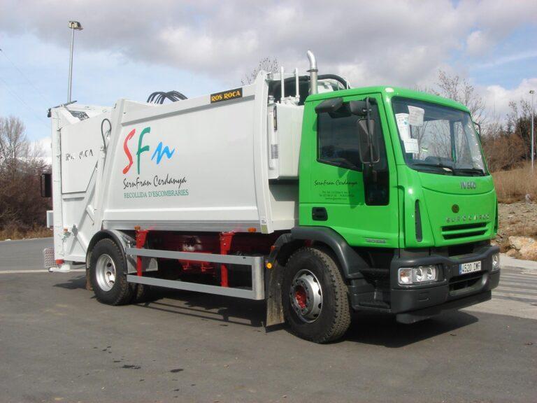 Reciclatge. Camions preparats amb ganxos i braços per treballar amb contenidors